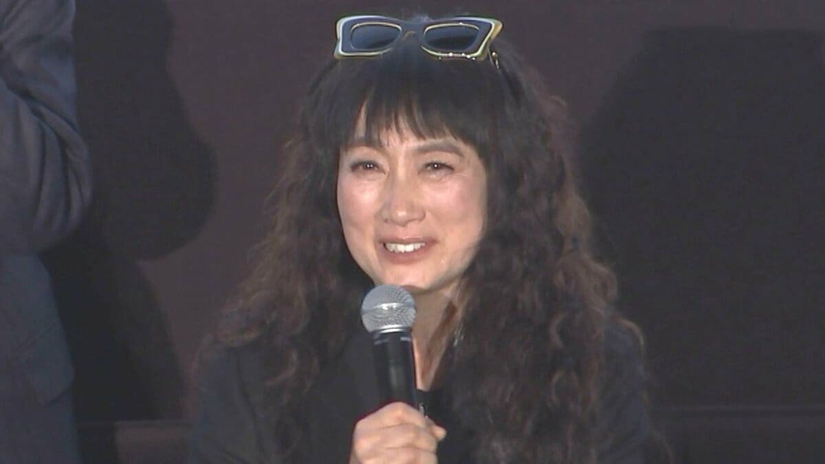 【 余貴美子 】妹役・友近との漫才シーンは〝当日打合せのみで『成仏』生きた心地がしませんでした〟