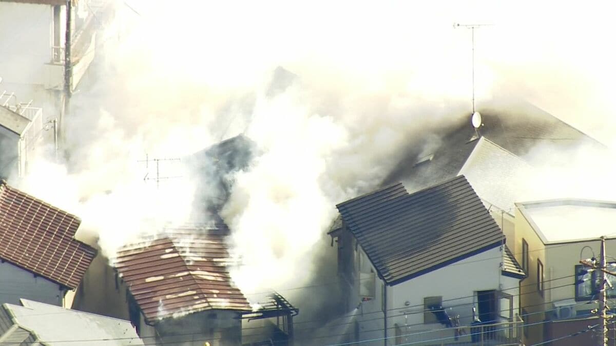 【速報】埼玉・川口市の住宅で火事　高齢者1人逃げ遅れとの情報も　2棟に延焼　消防車など19台態勢で消火活動