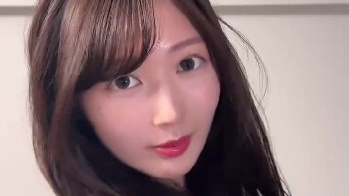 【 佐野麗奈 】ぽんぽん弾んで大変身「多分take30くらいした」 髪なびかせてポーズにフォロワー歓喜「見返り美人」