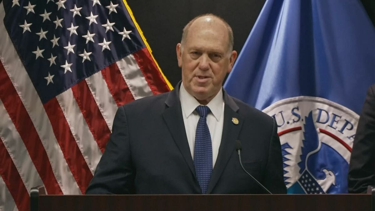 トランプ政権 移民摘発の態勢縮小の可能性示す 高まる世論の反発で強硬姿勢の軌道修正図る