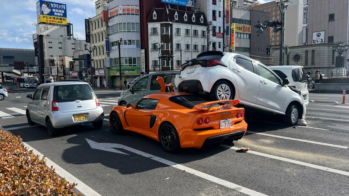 【速報】スポーツタイプの車が乗用車の下に… 宇都宮市で車4台が絡む事故 1人けが