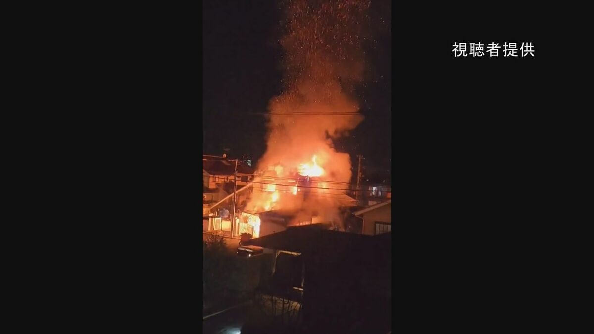 「2階から火が出ている」2階で寝ていた61歳男性が窓から飛び降りて避難　室内へ戻って84歳の母親を救出　茨城・水戸市