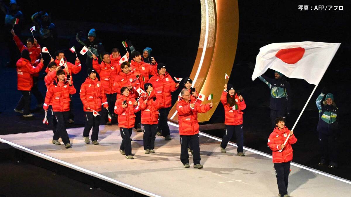 日本選手団は4か所で同時入場、旗手・森重航は笑顔、別会場では小林陵侑「ミラノの方が楽しそう...」もノリノリ行進【開会式】