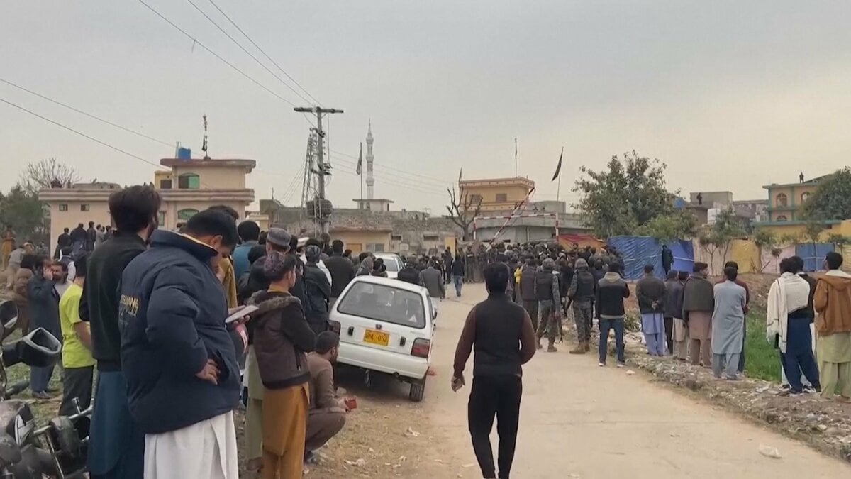 パキスタン首都のモスクで自爆テロ　過激派組織「イスラム国」犯行声明　死者30人超