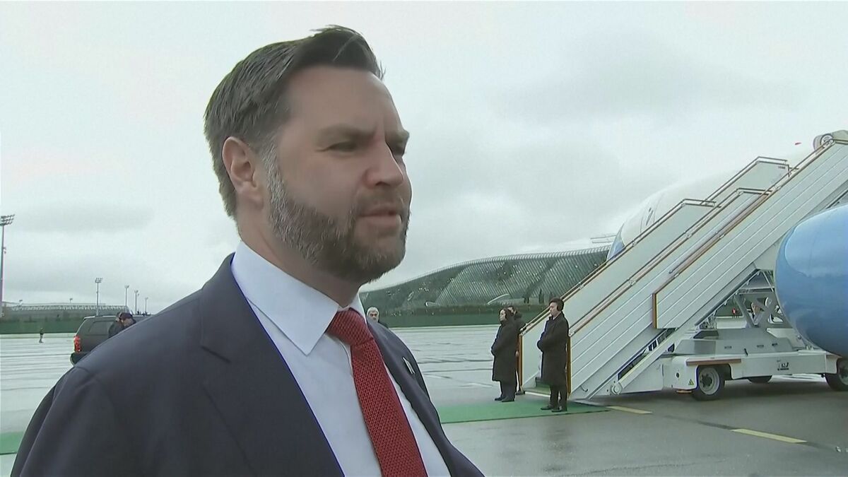 米バンス副大統領「政治について減らず口をたたくためにそこにいるのではない」　米五輪代表の政治発言に忠告