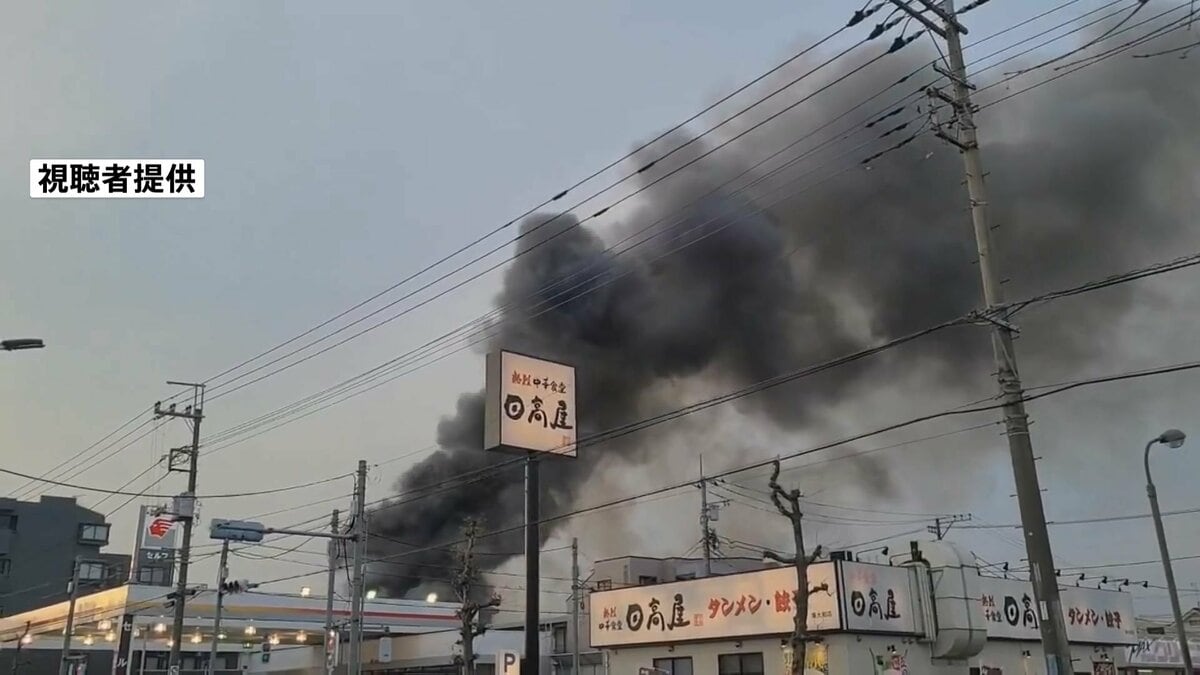 「車が燃えている」2階建て店舗兼事務所など4棟焼ける火事 東京・東大和市