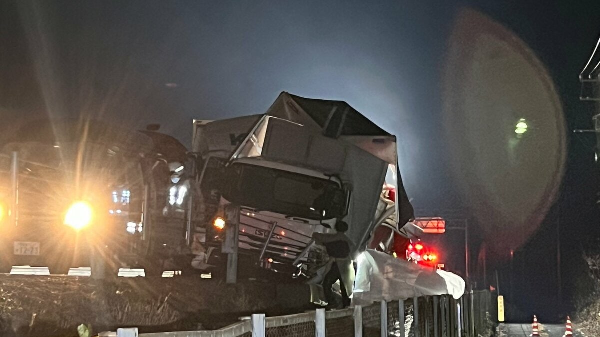 栃木・那須塩原市の東北道上りで停車中のトラックに別のトラックが衝突 50代男性が死亡 黒磯板室IC~西那須野塩原ICで通行止め