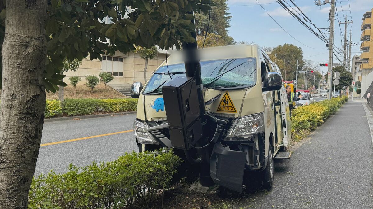 横浜市で幼稚園バスが柱に衝突 運転手(60代)が病院に搬送 園児17人にけがなし