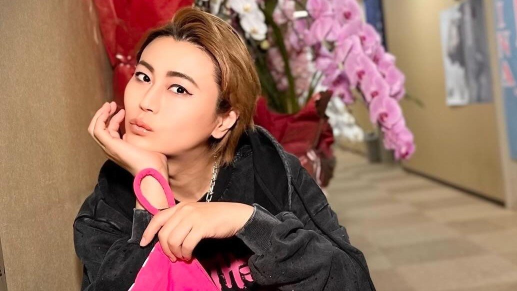 【 氷川きよし 】 ピンクのポーチ手に オシャレコーデのオフショット ファン「いつもキラキラが輝いてる」