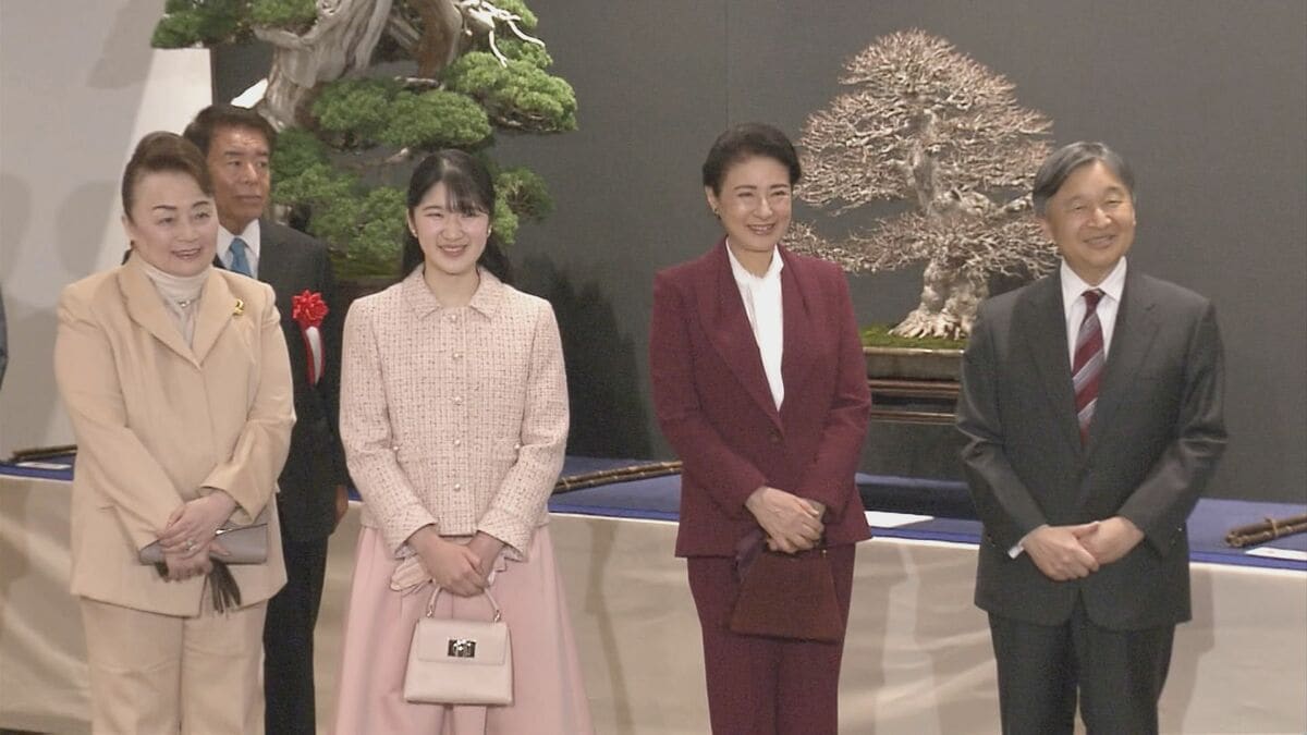 天皇ご一家「国風盆栽展」鑑賞　愛子さま「下の枝は上の枝とどうバランスを…」名誉総裁・信子さまも付き添い