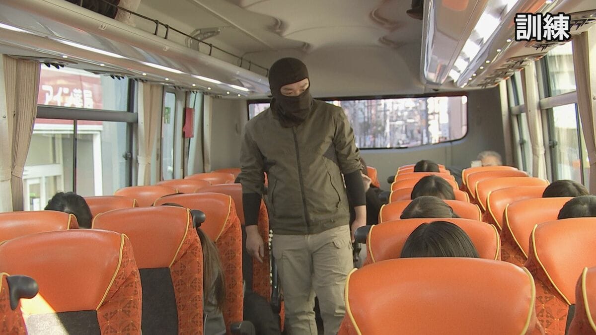 「はとバス」車内でバスジャックが発生した想定でテロ対処訓練 警視庁など