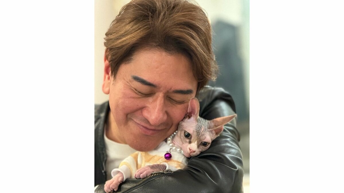 【 川﨑麻世 】　友人宅の飼い猫「バンビーノ」との2ショット公開　「来たばかりなのに俺に懐くんで猫使いって言われたよ」