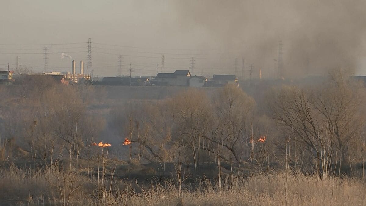 利根川の河川敷で火災　防災ヘリ出動　現在も消火活動中　けが人の情報なし　群馬県太田市