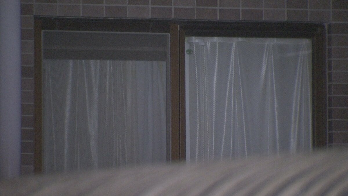 「死体はアパートの駐車場の車にある｣　48歳女が同居男性を殺害か　ワインボトルや金槌で頭殴りビニール紐で首を絞めた疑い