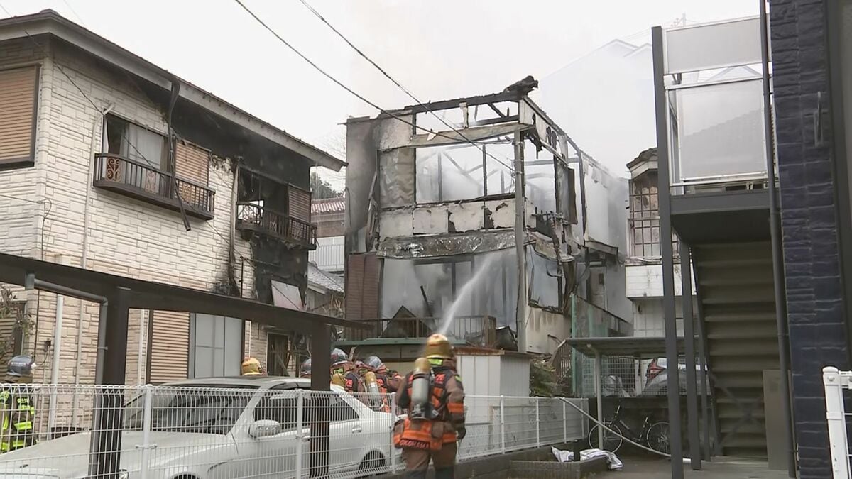 「住宅から火が…」横浜市保土ケ谷区の住宅で火事　焼け跡から性別不明の遺体発見　連絡の取れない30代男性か　身元の確認進める