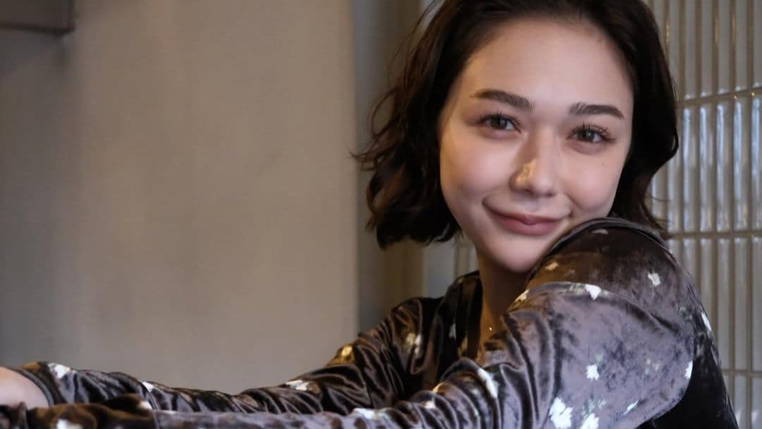 【 村重杏奈 】カフェで読書「建築の本を読んでみたぞ!」「写真がどれも綺麗」 春コーデで知的な一コマ