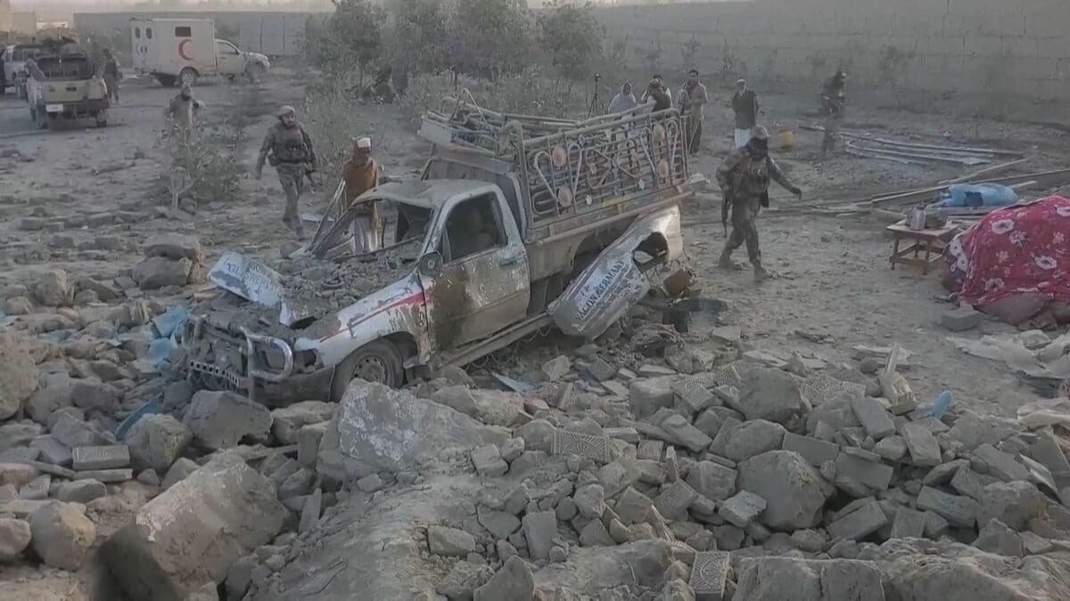 パキスタンが隣国アフガニスタンに一斉攻撃　“越境テロ”への「報復措置」 タリバン暫定政権“女性や子ども含む数十人死傷”