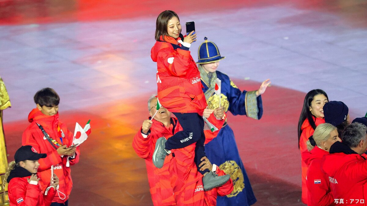りくりゅう閉会式でも“リフト”披露、旗手の坂本花織、森重航も笑顔 日本選手団はイタリア国旗も手に入場【ミラノオリンピック】