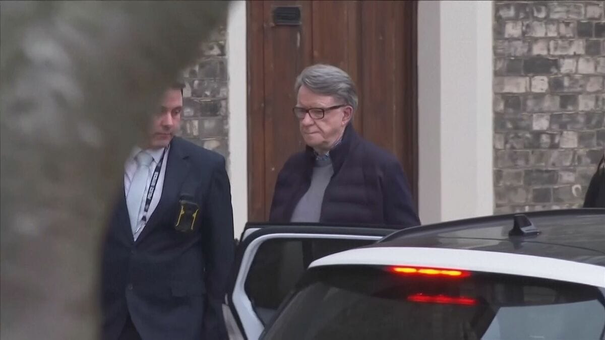 イギリスのマンデルソン前駐米大使が逮捕 公務上の不正行為の疑い エプスタイン氏に情報漏洩か