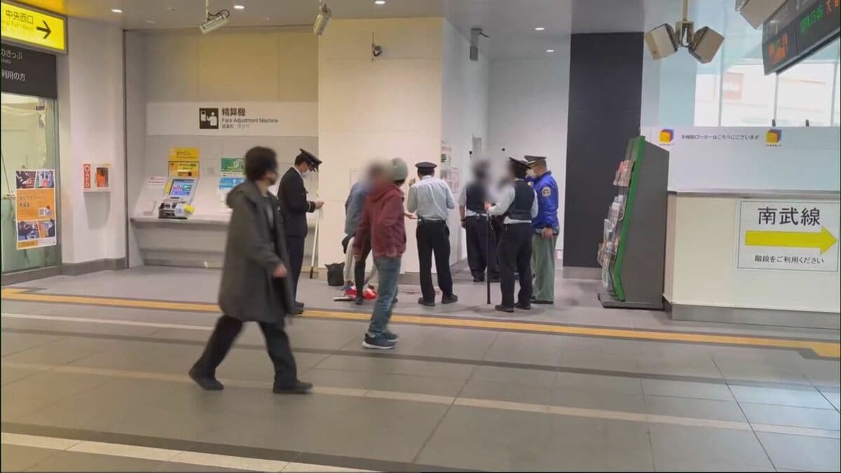 「刃物を振り回している人がいる」JR川崎駅で男性が女にカッターナイフで切りつけられる 自称アルバイトの43歳女を逮捕 電車を降りた際にトラブルか 容疑を否認