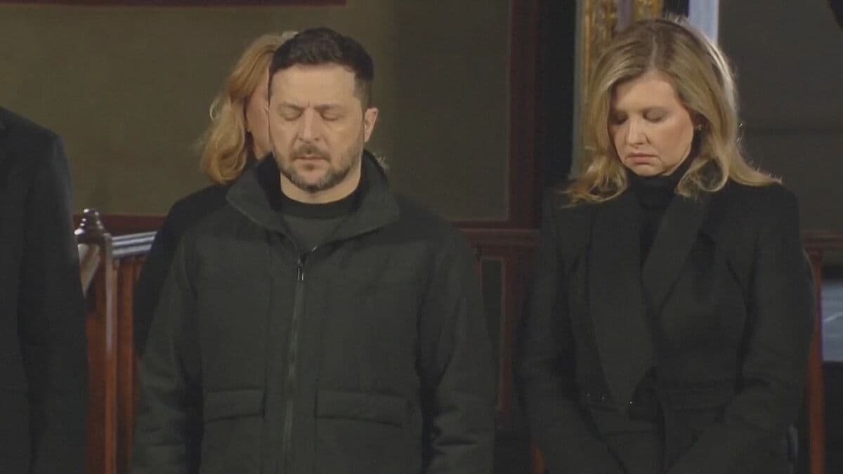 ウクライナ侵攻から4年 キーウ各地で市民が犠牲者追悼