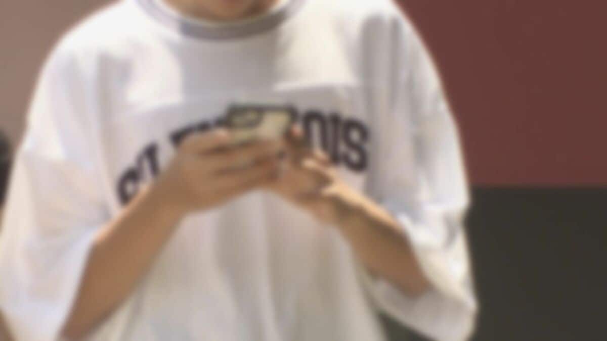 小中高生1日あたりのインターネット平均利用時間 約5時間27分 過去最長に 約3割は生成AIを利用 こども家庭庁