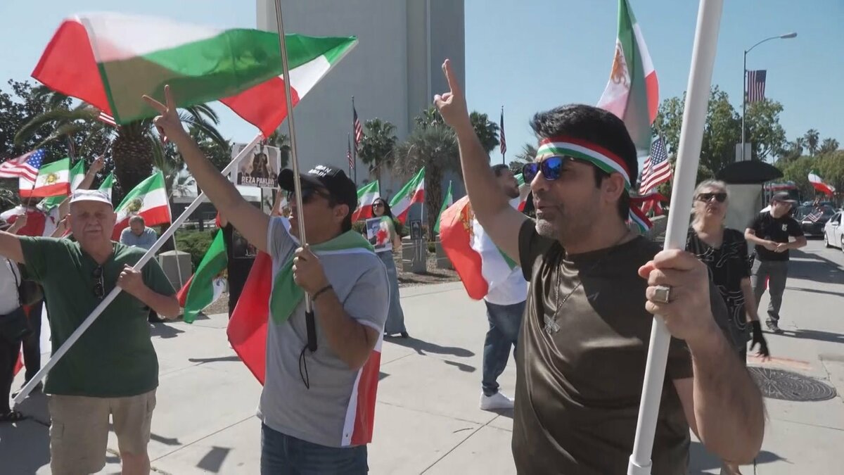 アメリカ・ロサンゼルスでイラン系住民から歓喜の声 最高指導者ハメネイ師死亡の情報受け 亡命イラン人らが体制崩壊に期待