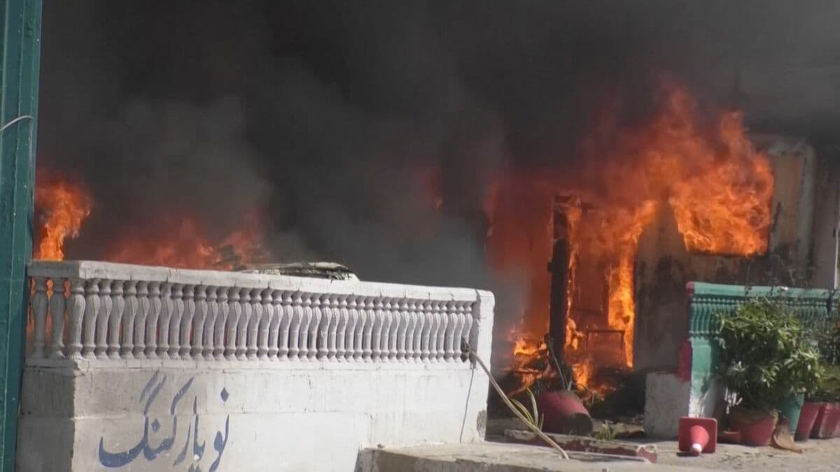 イラン攻撃受け周辺国で抗議デモ激化 パキスタンでは米総領事館前で9人死亡 治安部隊と衝突