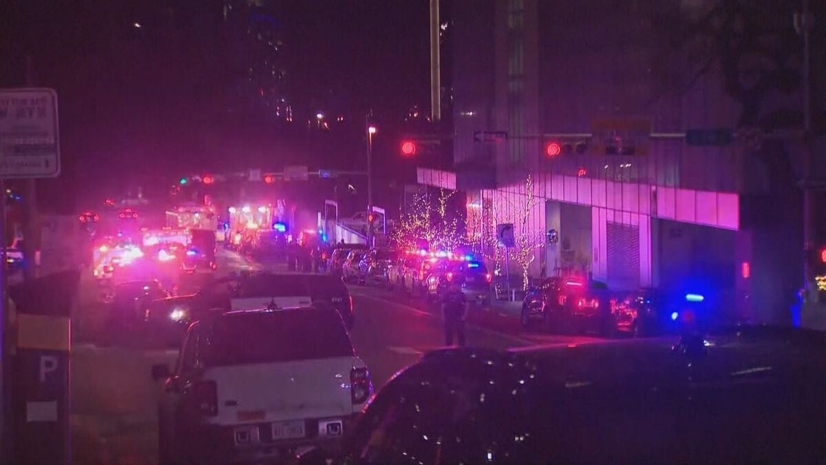 米・テキサス州のバーで銃撃事件 2人死亡14人けが テロの可能性も視野に捜査