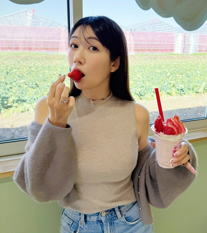 【 穂川果音 】 「群馬県にふらっと旅してきました」「いちご農園に行ってきたよ〜」 オフショットに反響 「食べ物で春を感じますね〜」