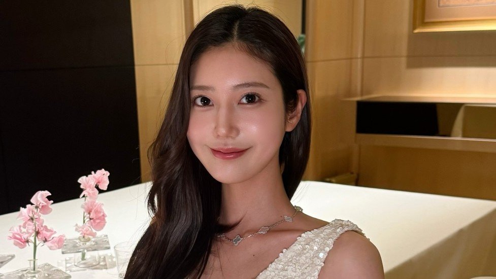 【 阿部なつき 】「春はどこも可愛くて気分が上がります」白いノースリーブのドレス姿でフレンチ・ランチ