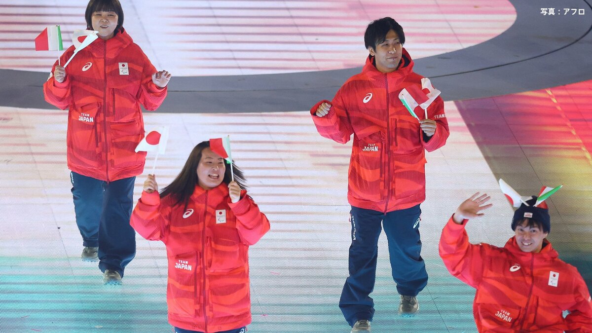 ミラノ・コルティナパラリンピック開会式　五輪同様、日本とイタリアの国旗を手に行進