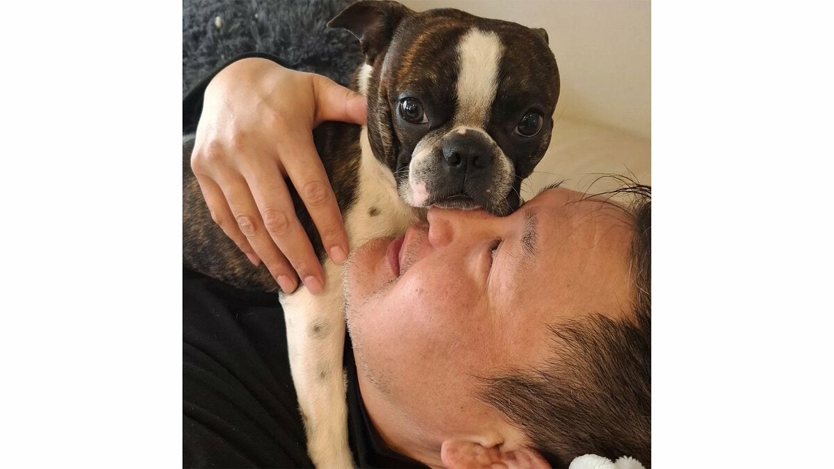 【 貴乃花光司 】 「朝から寄り切られました」　愛犬からの〝手厚い攻撃〟に目尻を下げる　オフショット公開