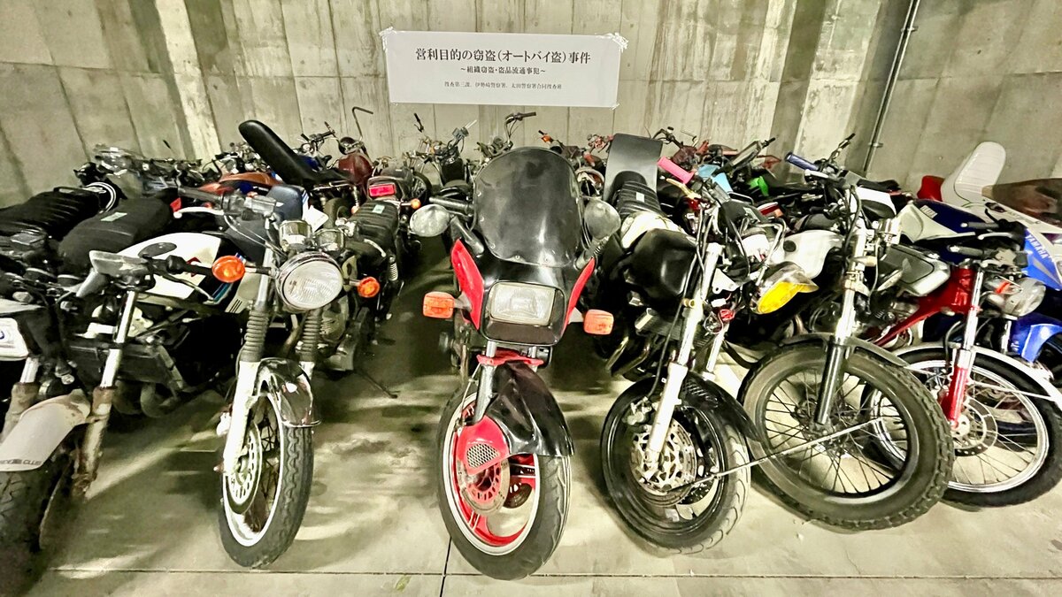 埼玉や群馬などで約50台のオートバイ盗んだか 29歳男ら3人を逮捕　オートバイは男の自宅から押収 転売目的か