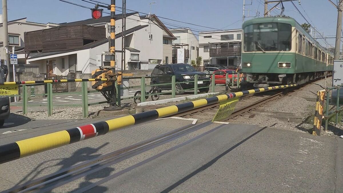 江ノ電　踏切で電車の車体が遮断機のさおを巻き込み停車　一時運転見合わせ　けが人なし