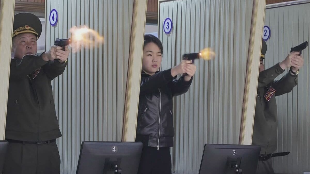 金総書記の娘が『新型拳銃』を試射　金総書記と軍需工場を視察、相次ぐ武器使用の公開