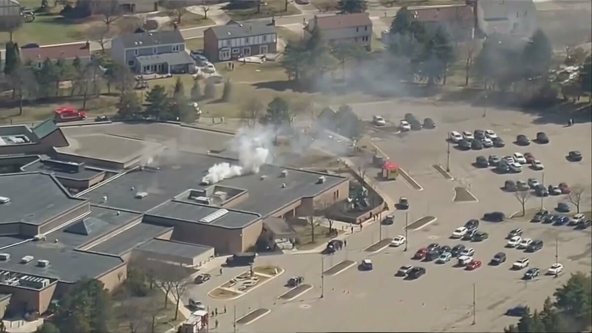 米ミシガン州 ユダヤ教礼拝所に車が突っ込む　車の焼け跡から容疑者とみられる遺体