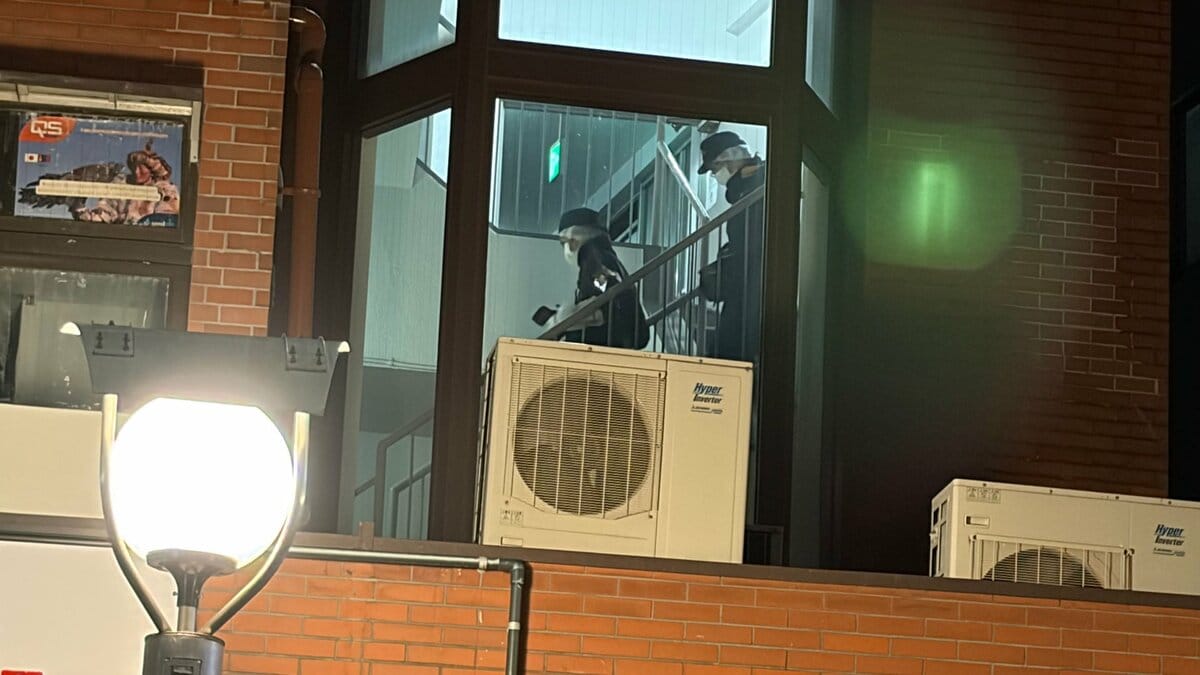 東京・新宿の携帯電話販売店で170万円など奪われる緊縛強盗傷害 20~30代くらいの男2人逃走中