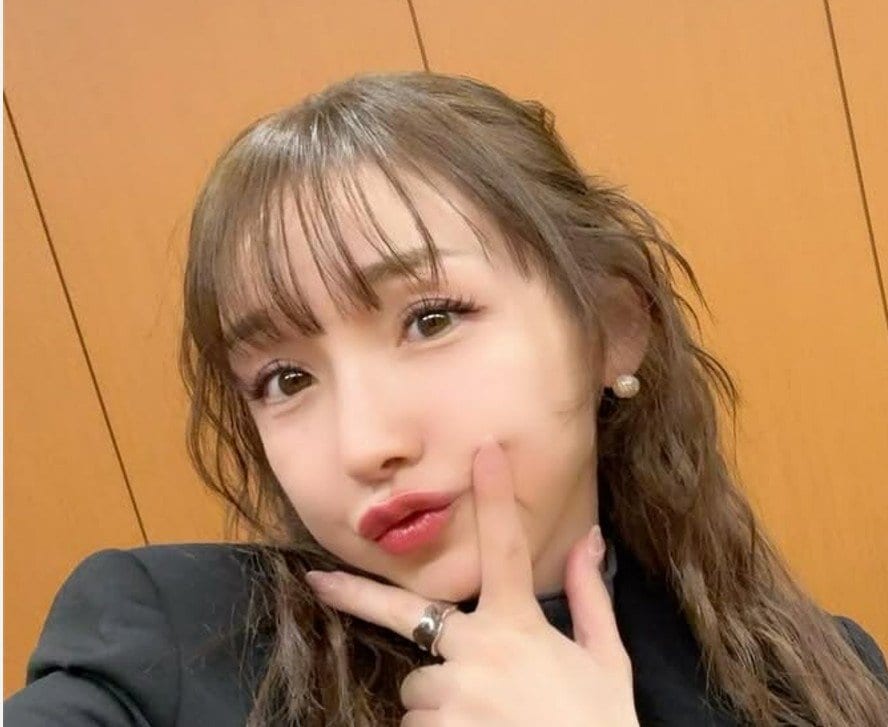 【 加護亜依 】 「wave hair〰︎ 名古屋でお仕事してきたよ♡」 オフショットにファン反響 「お人形さんすぎる」「どんな髪型も似合ってて可愛すぎる