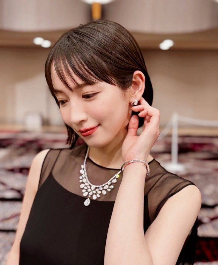 【 吉岡里帆 】 黒ドレス姿のオフショット 「新しい役で髪切りましたっっっスースーします」 ファン反響 「♥里帆さんショートも魅力的」