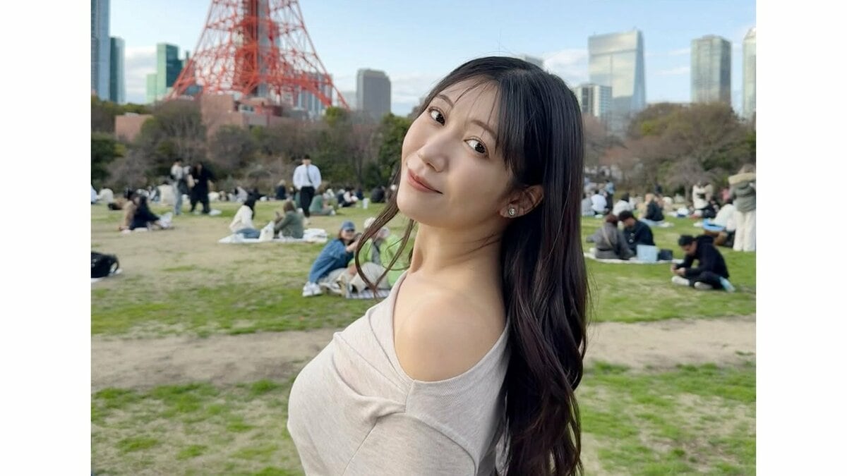 【 穂川果音 】　東京タワーをバックに春ピクニック　「日差しが暖かくて気持ちいい季節だね〜」
