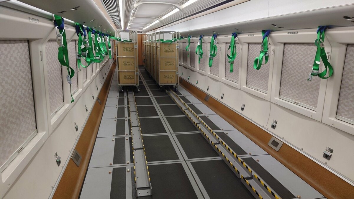 来週23日からサービス開始の「荷物専用新幹線」の訓練公開　車両の座席をすべて取り除きこれまでに比べ5倍の輸送力に　盛岡から東京へ平日1本運行