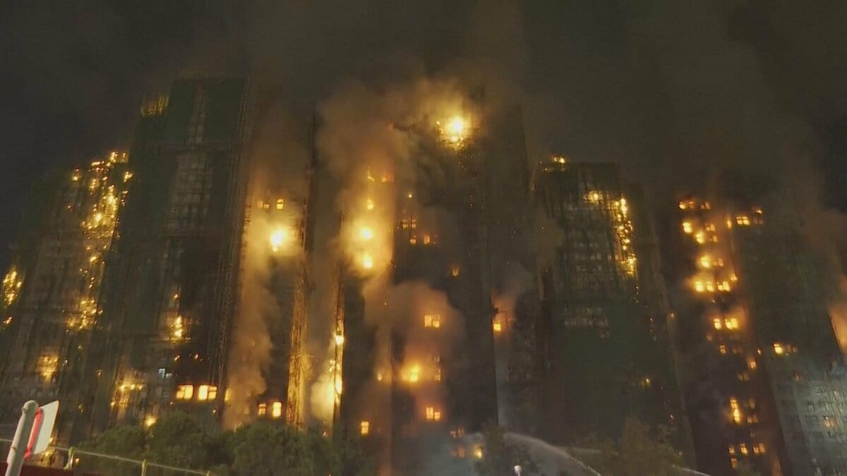 168人死亡の香港マンション火災　出火原因は「たばこの不始末」か
