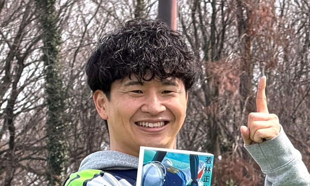 【 オードリー・若林正恭 】 笑顔で〝トゥース〟 累計発行部数28万部の 自身初小説 お渡し会に登場