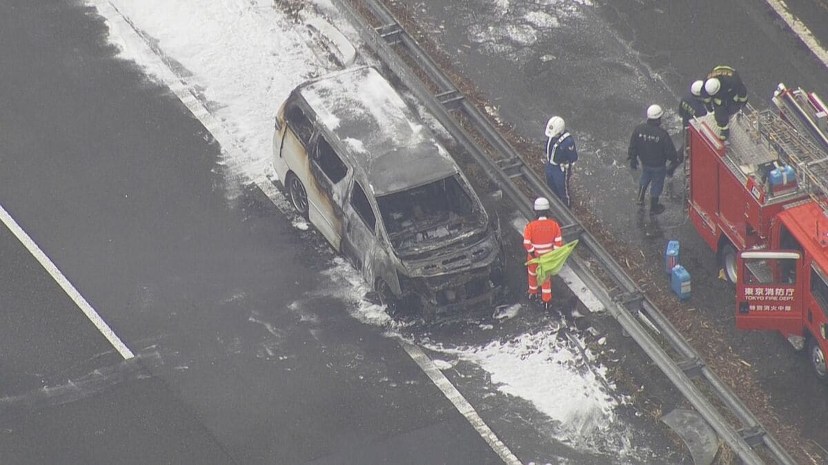 中央自動車道下り線・深大寺バス停付近で「アルファード」炎上 けが人なし 警視庁