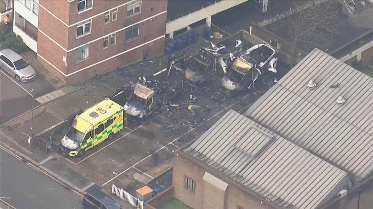 英・ロンドンでユダヤ系団体の救急車放火事件　警察はヘイトクライムで捜査　スターマー首相は犯行を非難