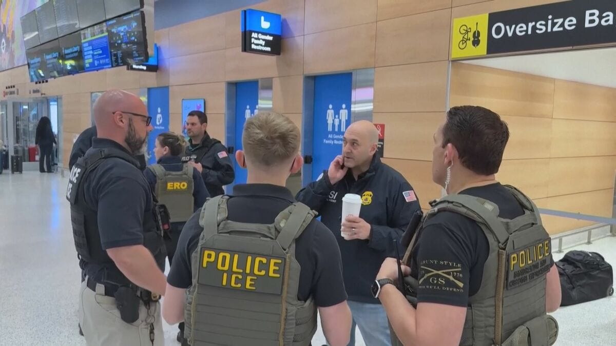 トランプ大統領　空港保安検査の支援でICE捜査官を派遣　与野党対立による混雑発生の対策で