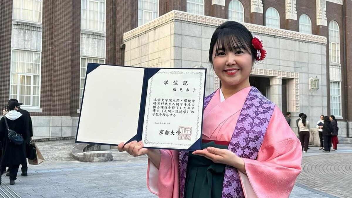 【 気象予報士・塩見泰子 】　京都大学大学院で博士号取得を報告　「『自分が楽しいと感じるからこそ挑戦したい』という気持ちを大切に、一つひとつ積み重ねてきました」　母から受け継いだ着物で授与式へ