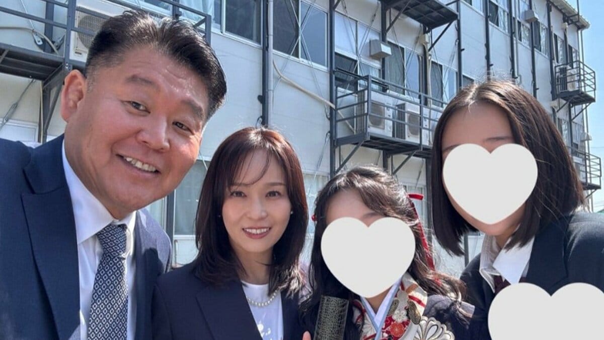 【 花田虎上 】次女・桃果さんの小学校卒業を報告「夢のため堅忍不抜を胸に」袴姿や家族4ショットも公開