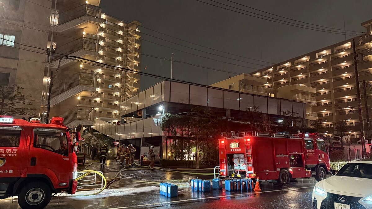 東京・江東区東雲の屋外立体駐車場で車両火災　車3台が燃える